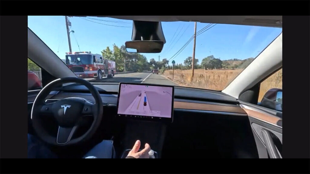 Tesla FSD Supervised responds in a perfect manner to an oncoming emergency vehicle by making way for it in advance (video).